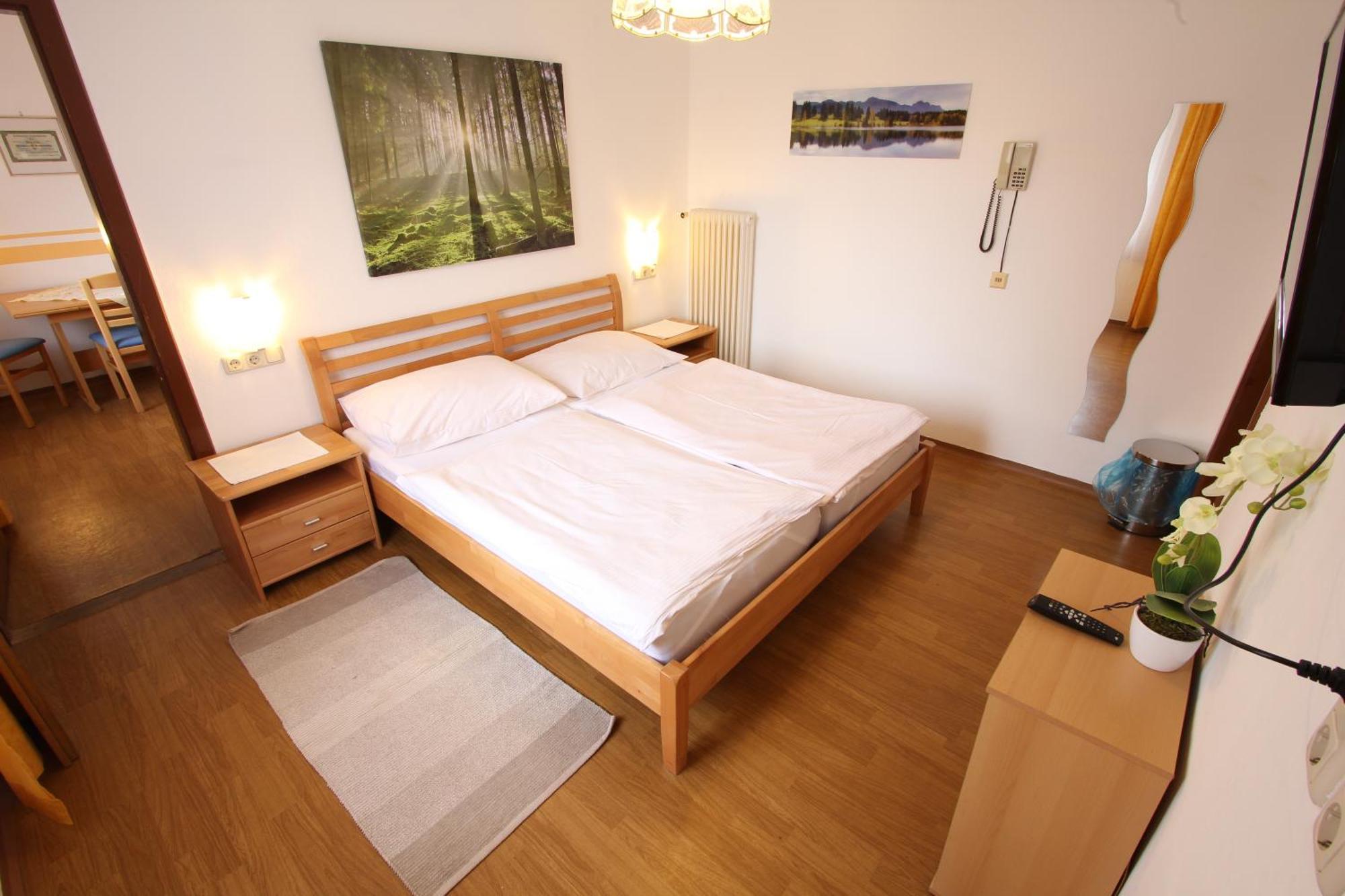 Cprooms24 Miesenbach  ภายนอก รูปภาพ